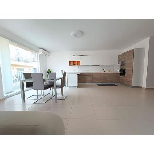 Cosy 2bed Apartment In Manikata By Homely