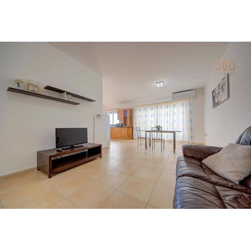 Cosy 2BR penthouse with private balcony by 360 Estates