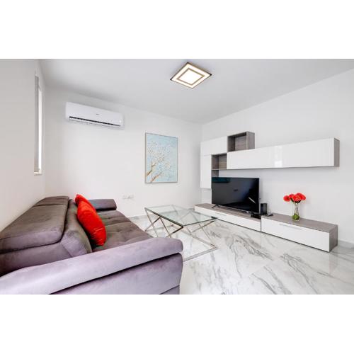 Cosy Apartment steps to St George\