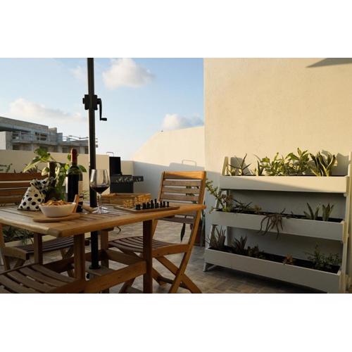 Cosy Designer Seaview Penthouse with Terrace & BBQ