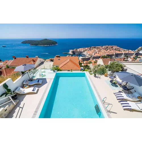Cosy Loft w Private Pool & Patio