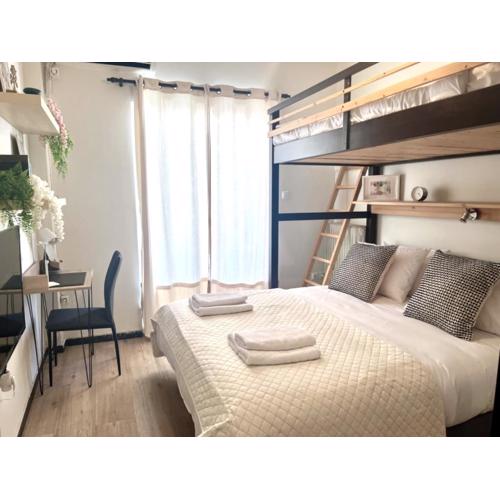Cosy studio flat in central Athens, 2bed-4th floor with balcony, next to Divani Caravel hotel