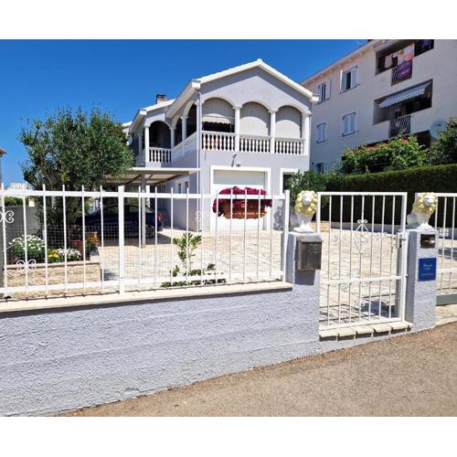 Cosy villa near the beach