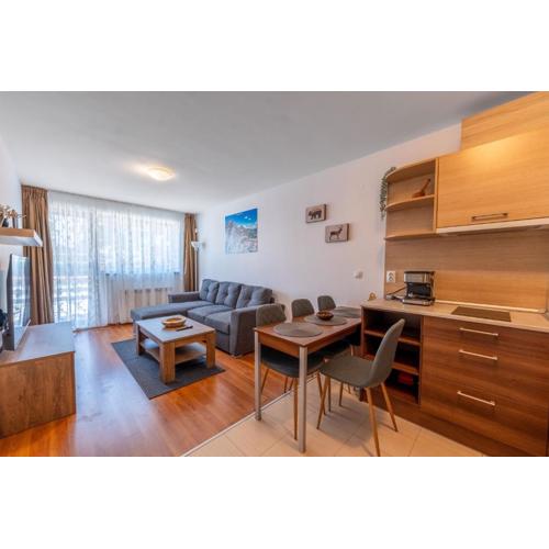 Cozy 1BR in Belvedere - Ski in Winter, Swim in Summer! by Flat Mаnаger