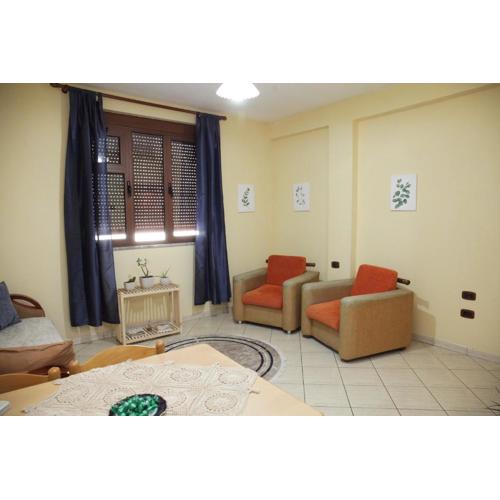 Cozy 2 Bedroom Apartment 10 Min walk to center