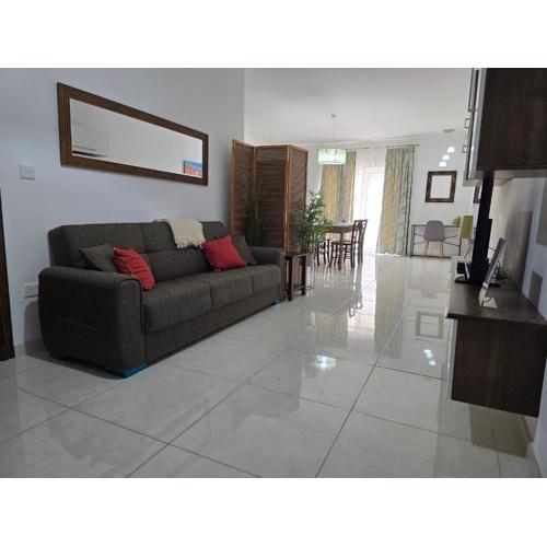 Cozy 2 Bedroom Steps to Seafront