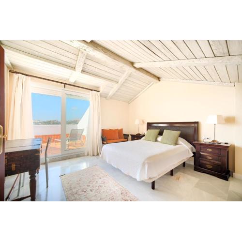 Cozy 3 bed duplex apartment with shared swimming pool in Nueva Andalucia