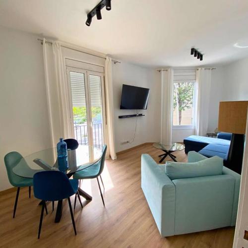 Cozy 3-Bedroom Apartment in Poblenou, Ideal for 4 Guests and Close to Public Transport