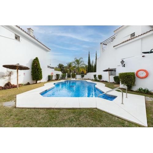Cozy 4 bedroom Townhouse with Swimming Pool