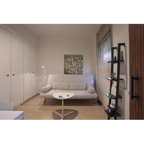 Cozy and modern studio Vouliagmeni Steps to Beach