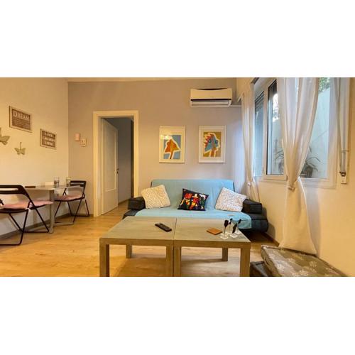 Cozy apartment ideally located city center and Megaron Moussikis metro station
