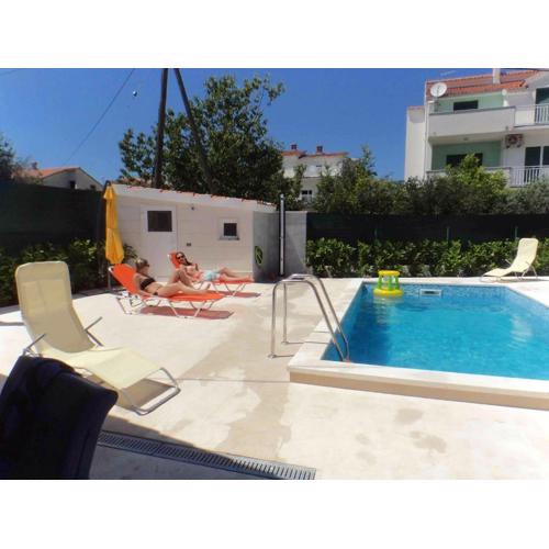 Cozy apartment in Kaštel Štafilić 27 m² with shared pool