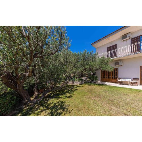 Cozy Apartment In Makarska With Wifi