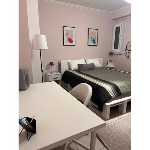 Cozy Apartment in Neos Kosmos