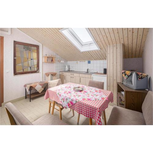 Cozy Apartment In Porec With Kitchen