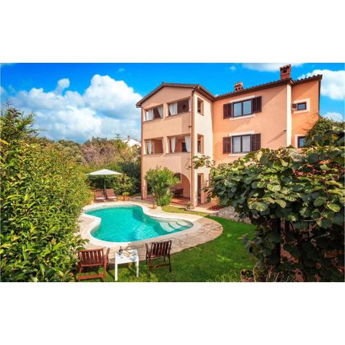 Cozy Apartment In Pula With Jacuzzi