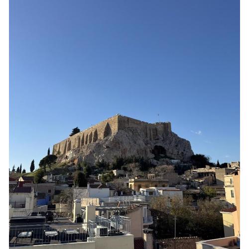 Cozy Apartment with Acropolis View Rooftop Access