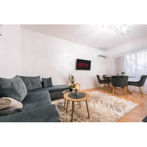 Cozy Apartment with FREE Parking