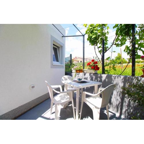 Cozy apartment with patio and parking