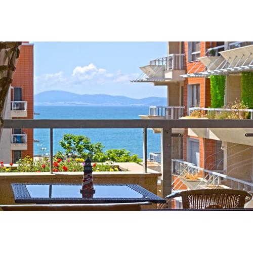 Cozy apartment with sea view and free parking