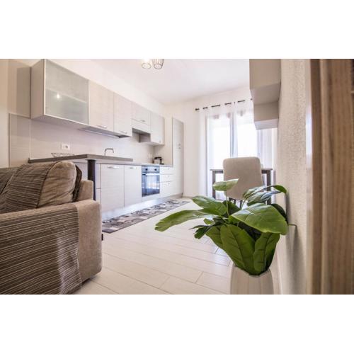Cozy Apartment with Terrace near the Airport!