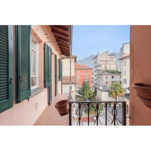 Cozy Apt with Balcony- Como City Center!