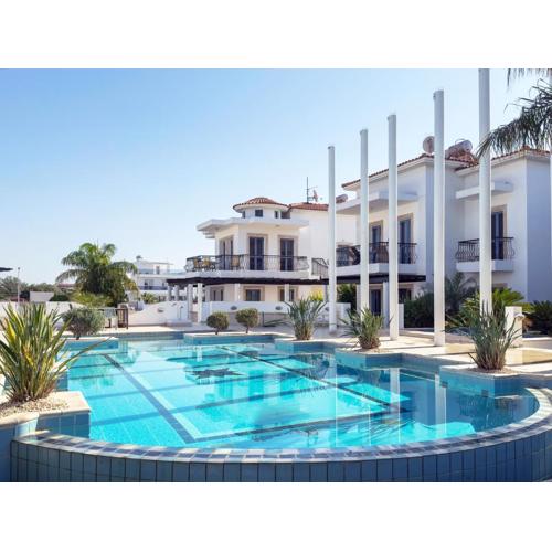 Cozy Beachside Apartment with Pool Access - Ideal for Relaxation