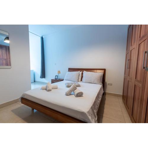 Cozy Bedroom, shared bathroom -Gzira