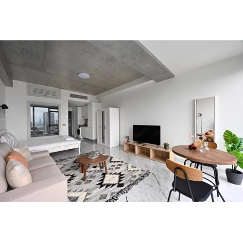 Cozy Bright Studio W Parking, Poolviews! #237