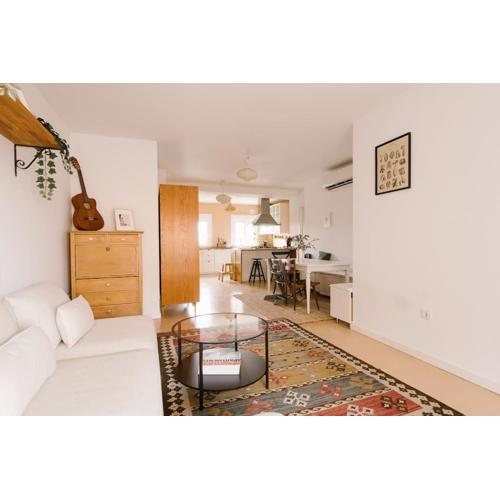 Cozy but modern 2 bed/bath perfect for families