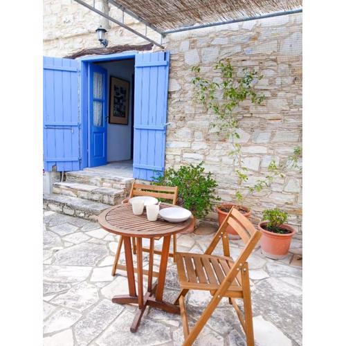 Cozy Courtyard Apartment
