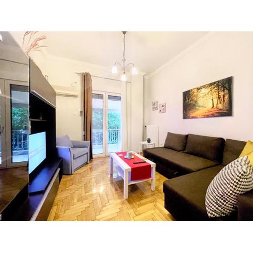 Cozy & Elegant Flat w/ Balcony, 10 mins from Acropolis