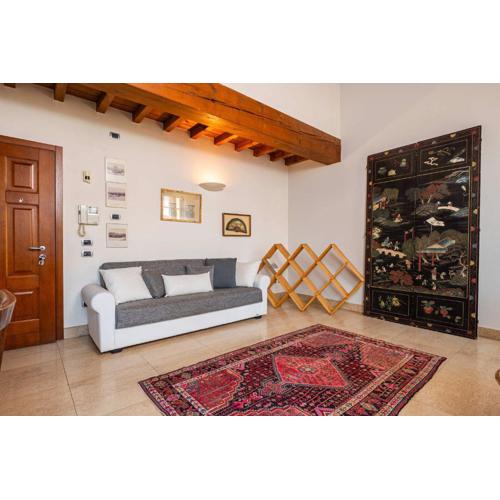 Cozy flat with large balcony few steps from Arena