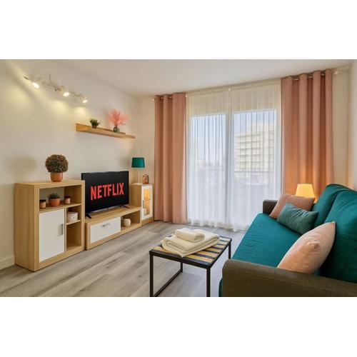 Cozy Flat with Wifi and Pool 5 min to beach