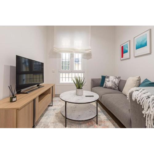 Cozy Ground-Floor Apartment for 2 in Chamberí Perfect Spot Quevedo IV