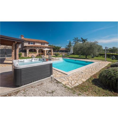 Cozy Home In Porec With Jacuzzi