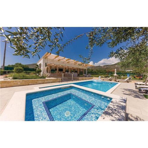 Cozy Home In Seget Donji With Jacuzzi