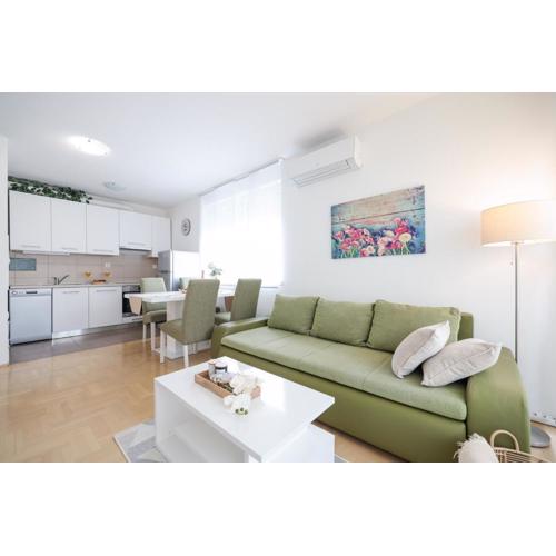 Cozy Niko Apartment - Private parking and Balcony