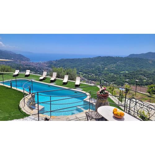 Cozy pool-side house with sea view