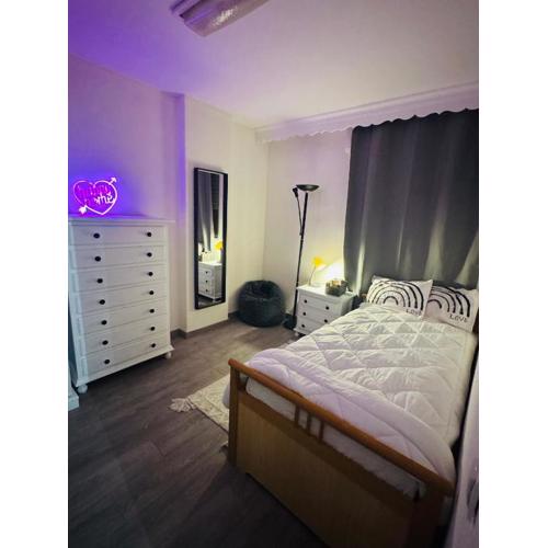 Cozy Private room near beach - Females only