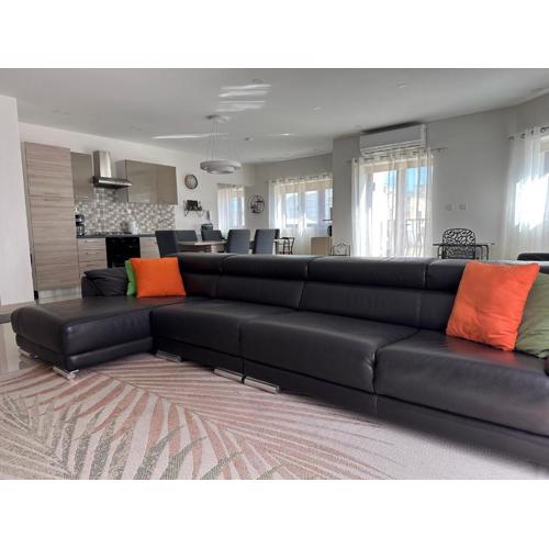 Cozy, Spacious 3 Bedroom Maisonette, 6 to 9 ppl, 1 min walk from Seafront