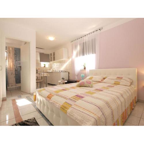 Cozy studio apartment with private outdoor space