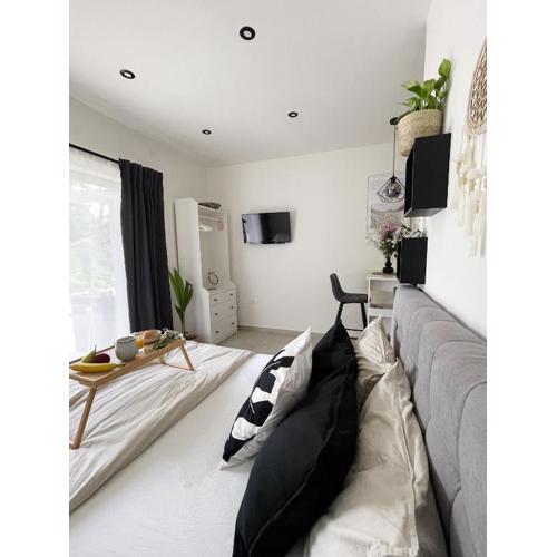 Cozy Studio Apartment with Terrace + Free Parking