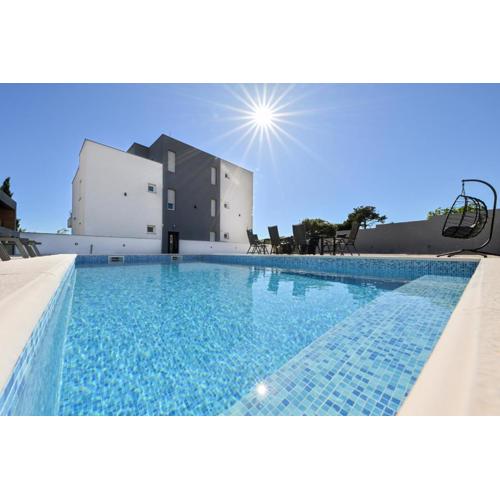 CROWONDER Apartment Complex M&M Sky View with Swimming Pool