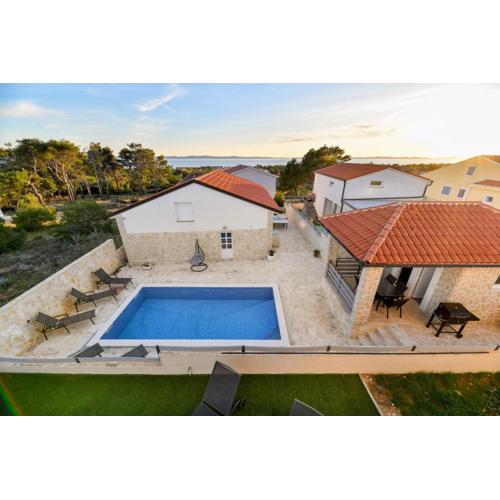 Crowonder Villa Smile with Swimming Pool and Stone Backyard