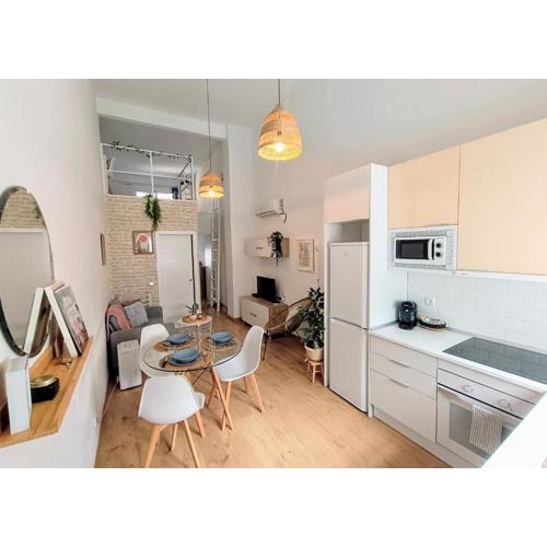 Cute loft, 6 metro stops from downtown, AC & WiFi