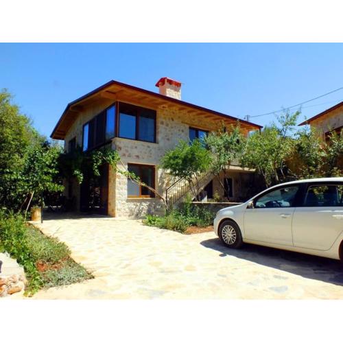 Dağ manzaralı Taş ev