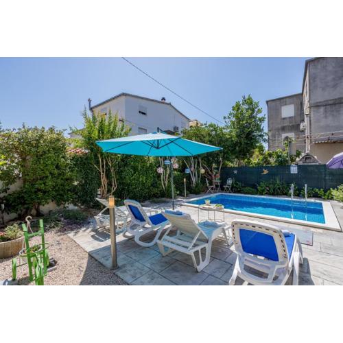 Dalmatian 230m2 with pool and garden near the old town for families