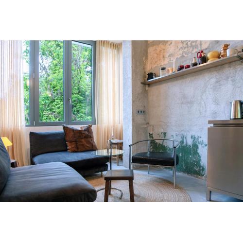 Dazzling Minimalist One Bedroom Apartment