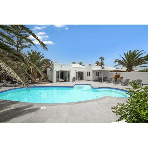Dazzling Playa Blanca Villa 4 Bedrooms Villa Nagini Spacious Furnished Sun Terrace Large Private Outdoor Pool Outdoor Hot Tub Bbq,